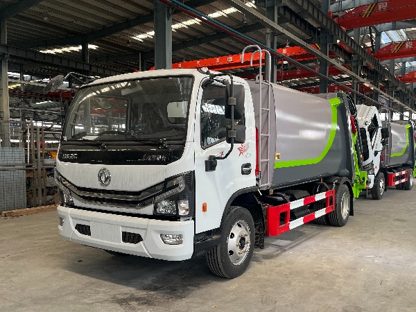 8立方東風D7壓縮式垃圾車